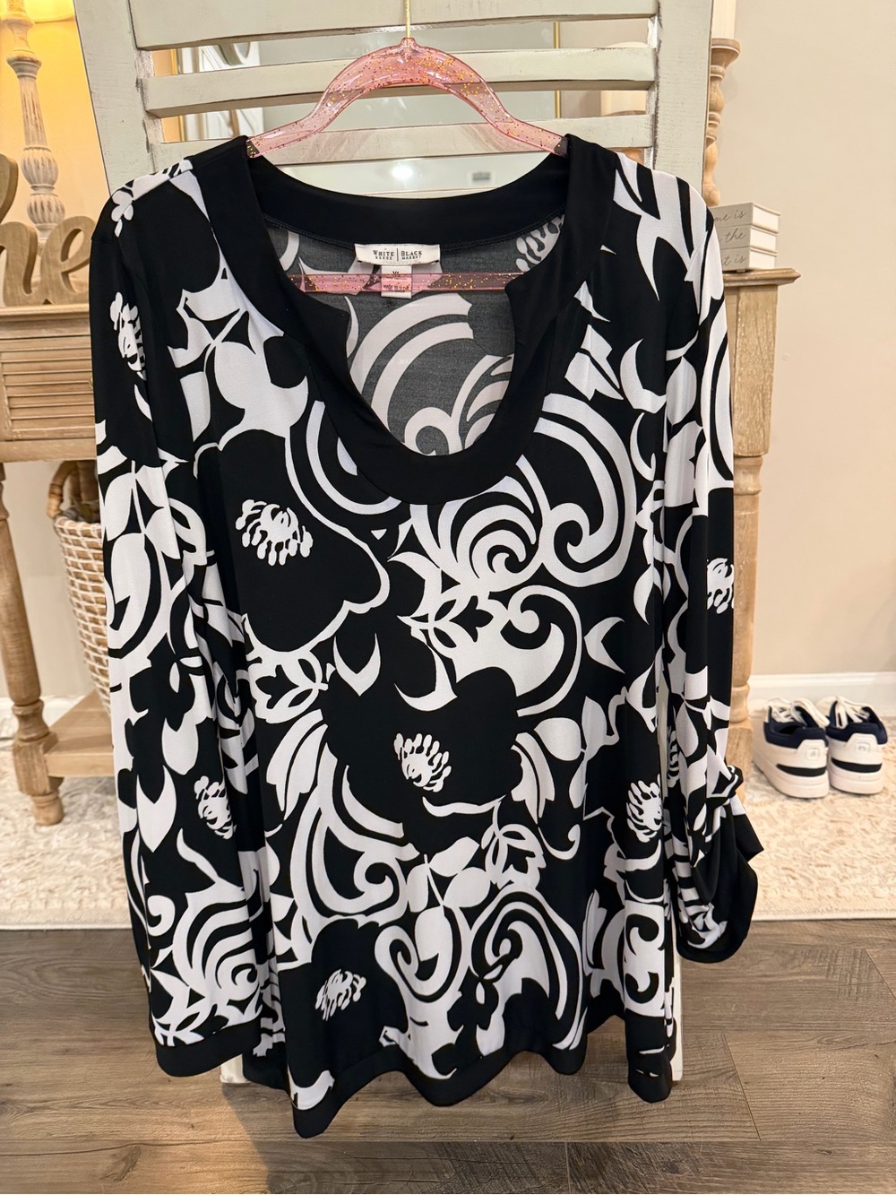 White House Black Market Black & White Floral-Scroll Scoop Neck Tunic